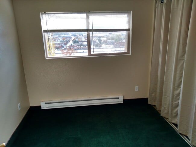 Building Photo - 2 bedroom 1 bathroom upstairs apartment - Granvue Apartments,