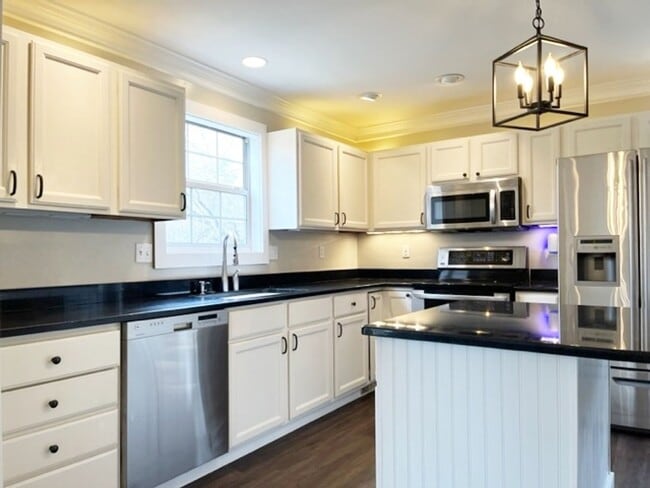 Building Photo - Knoxville 37919 - 3 bedroom, 2.5 bath home - Call Jeremy Logan (865) 307-2273