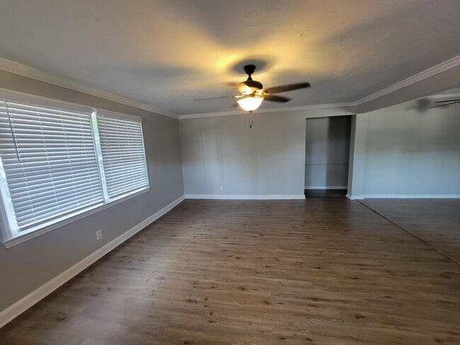 Building Photo - 2034 Trout Dr