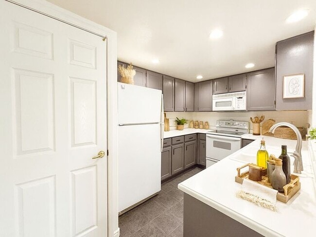 Foto del edificio - 3BR w/ Top-Floor Privacy near Jordan River Parkway Trail