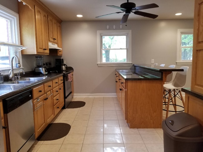 Building Photo - 4015 E Crestview Dr NW