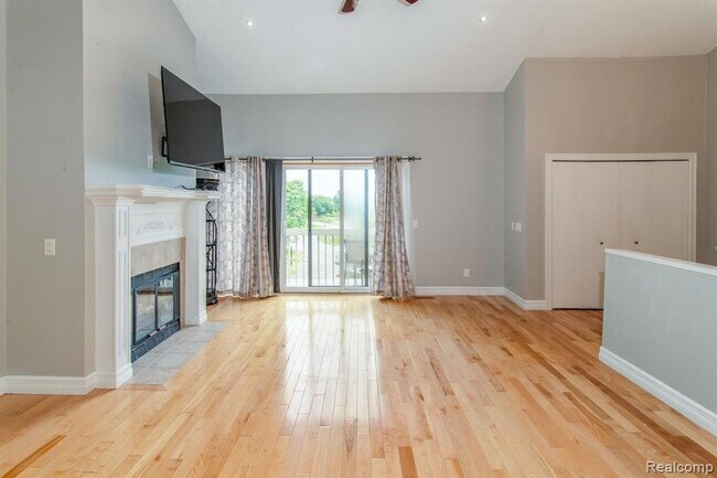 Building Photo - 6598 Maple Lakes Dr
