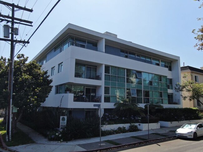 Building Photo - 1545 Bentley Avenue,