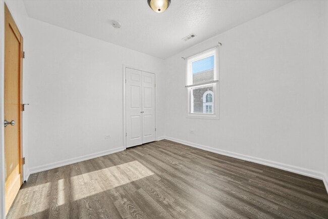 Building Photo - Freshly Renovated 4BR Apartment