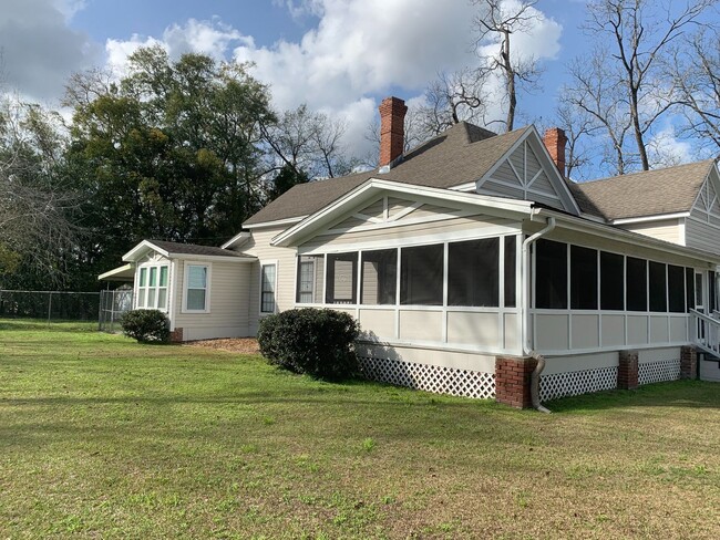 Building Photo - 2/2 FARMHOUSE LOCATED IN CECEIL ON 3/4 ACR...