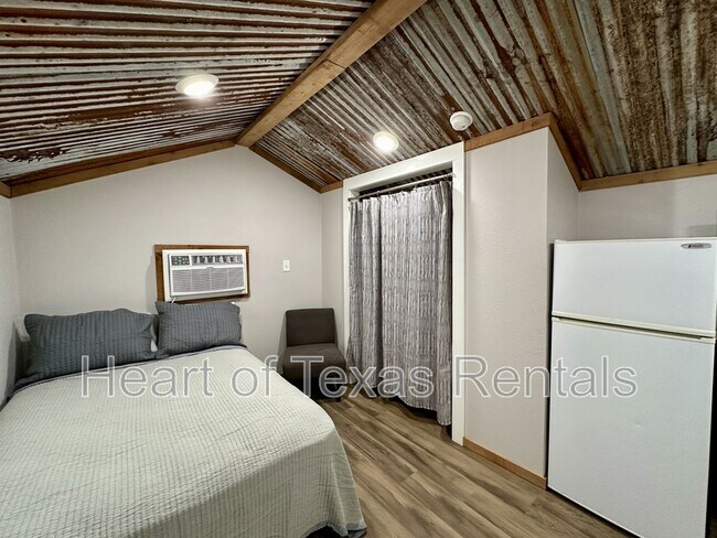 Building Photo - 1821 Live Oak Ave