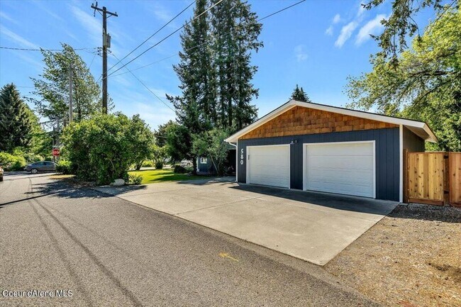 Building Photo - Hayden Rancher, RV parking, deck, oversize...