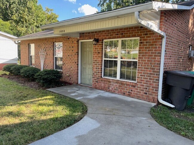 Foto del edificio - 3 Bed/ 1 Bath Charming House!