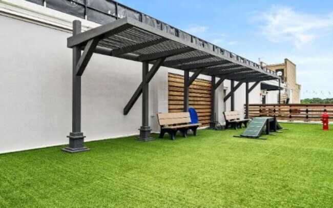 Building Photo - 705 Town Blvd