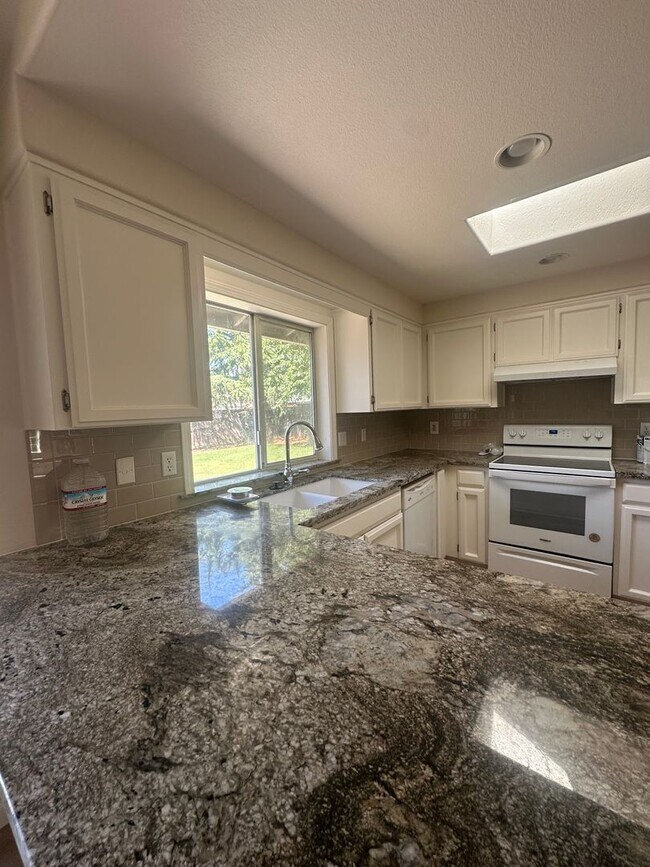 Building Photo - Medford area 3/2 in NE cul-de-sac!