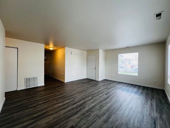 Building Photo - N524