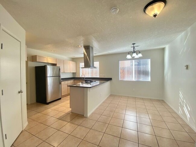 Building Photo - 2 Story 4BR - NE Abq Home - Master Downstairs