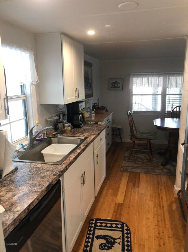Foto del edificio - 650 Sunrise Ct NE