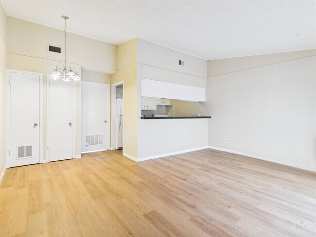 Foto del edificio - 616 W 51st St