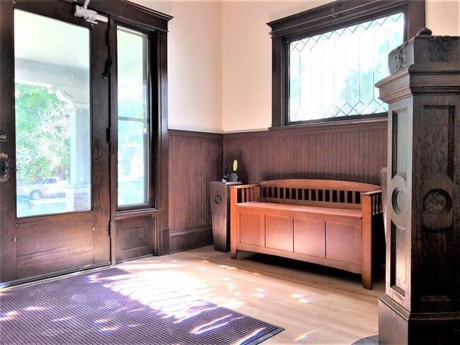 Building Photo - Affordable Newly Renovated Basement Apartment In Beautiful University Building!