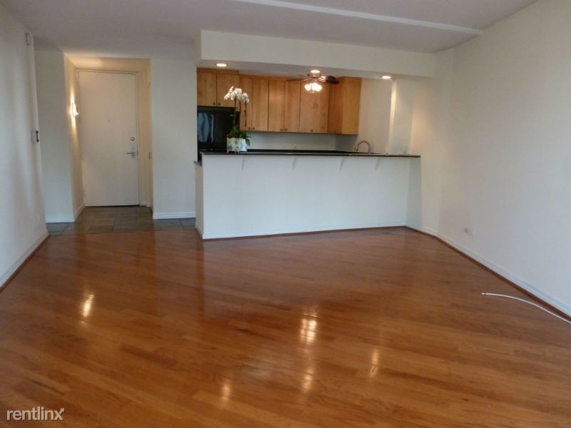 Primary Photo - 2 E Oak St
