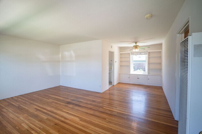 Building Photo - Single story 2 bedroom house with LARGE YA...