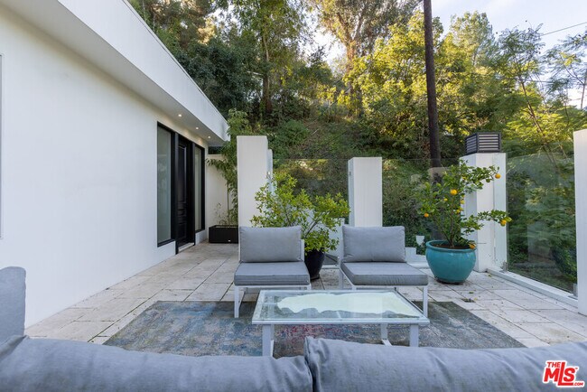 Foto del edificio - 7473 Mulholland Dr