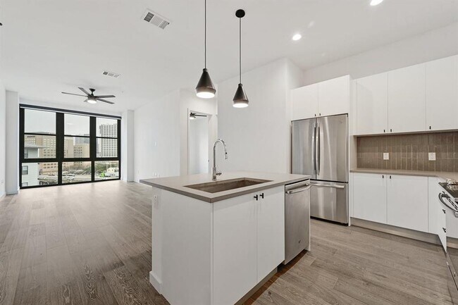 Building Photo - 800 Embassy Dr