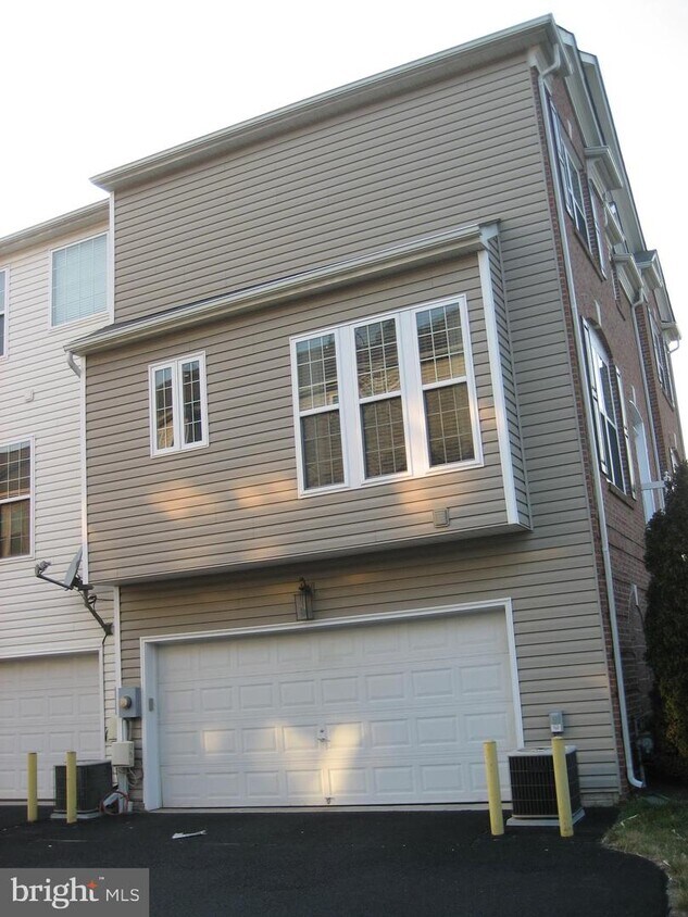 Primary Photo - 13201 Village Square Dr