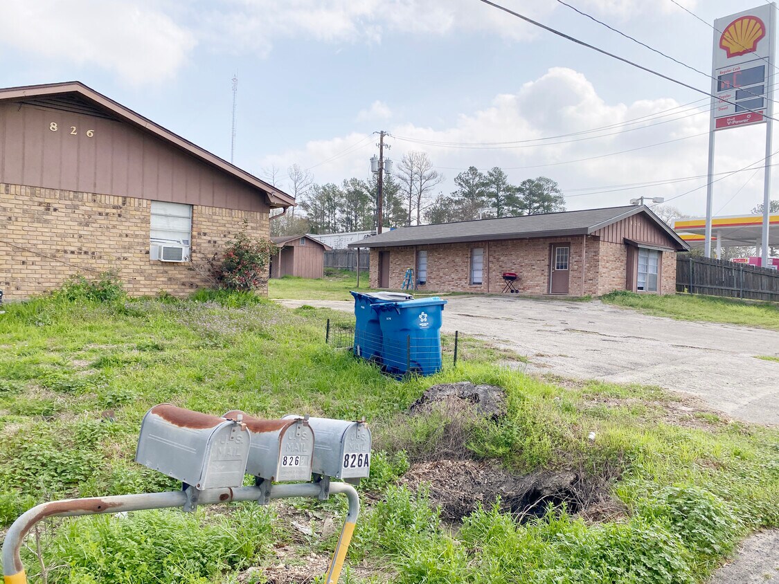 Foto principal - 826 W Main St