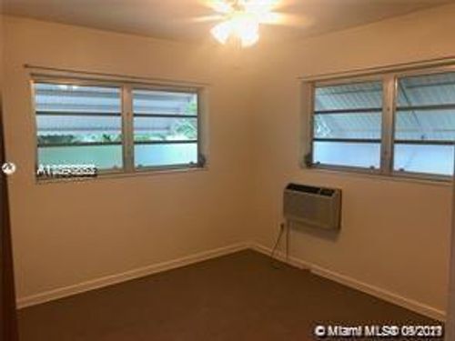 Building Photo - 3745 SW 62nd Ct