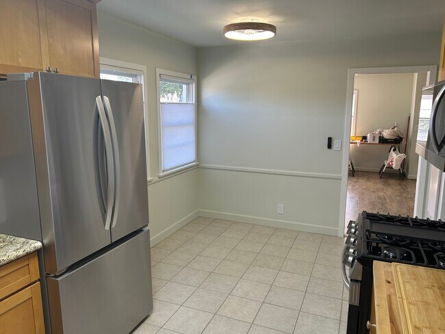 Dining area - 2021 Ocean Park Blvd