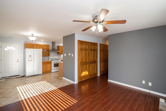 Building Photo - 3 bedroom / 1 bathroom Home for rent in Ho...