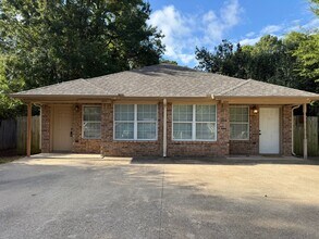 Building Photo - 204 W Sycamore Ln
