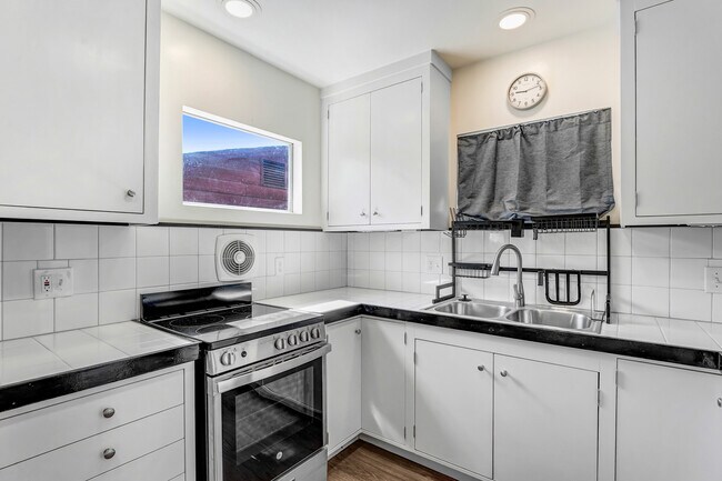 Foto del edificio - 10920 White Oak Ave