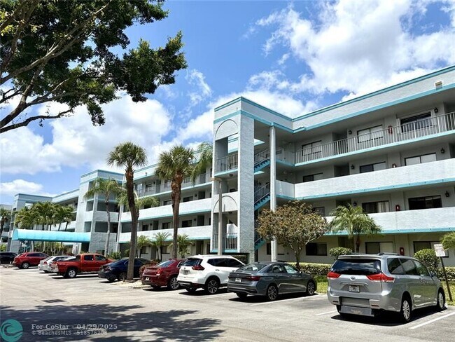 Foto del edificio - 4725 Lucerne Lakes Blvd