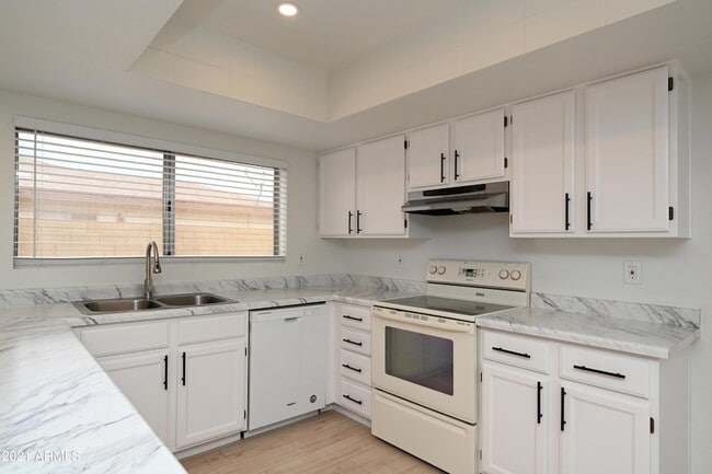 Building Photo - 7301 W Canterbury Dr