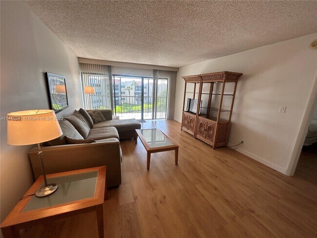 Foto del edificio - 230 Lakeview Dr