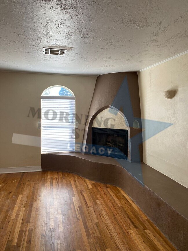 Foto del edificio - Updated 2 bedroom with refrigerated air!