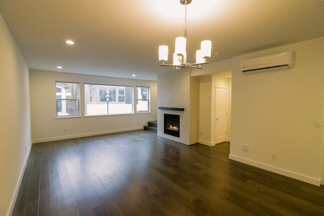 Building Photo - 4bd/3ba Newcastle House