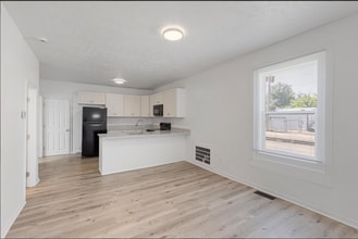 Building Photo - 1129 6th Ave