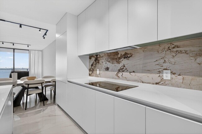 Foto del edificio - 700 NE 23rd St