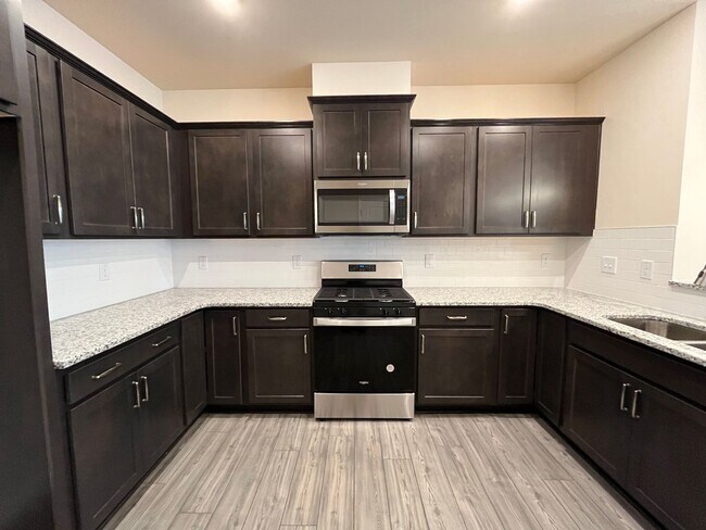 Foto del edificio - Newly Constructed 3BD, 2.5BA Townhome with...