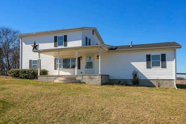 Building Photo - Charming Farmhouse on .64 Acres in Adams, TN!