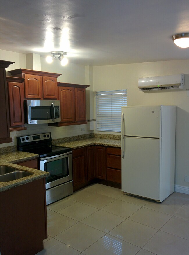 Kitchen, granite countertop - 1725 Jefferson St