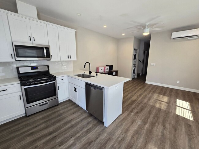 Foto del edificio - NEW 4BD/2BA, Large Balcony!!