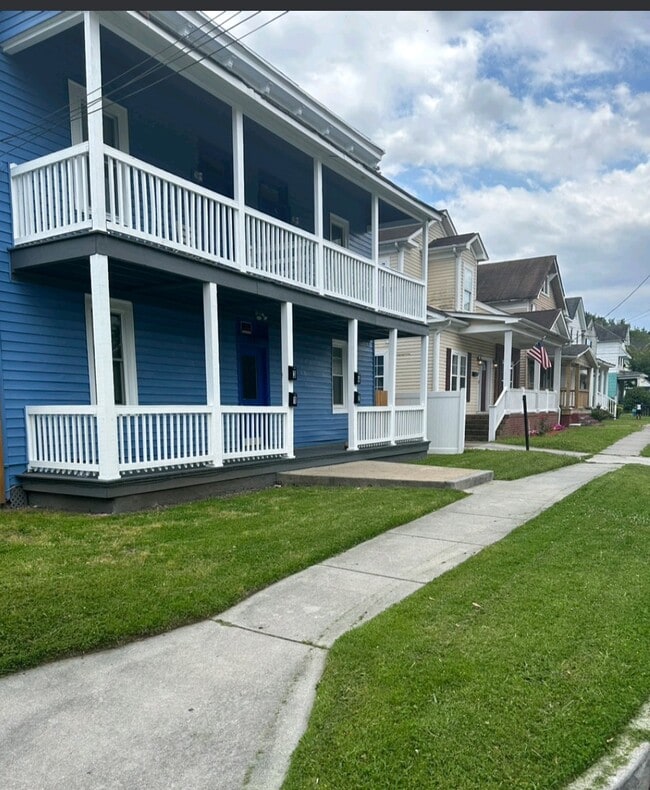 Front yard - 1542 Dungee St