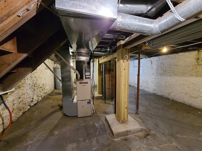 Building Photo - 3-bedroom, 2-bathroom home located in the heart of Kansas City, MO