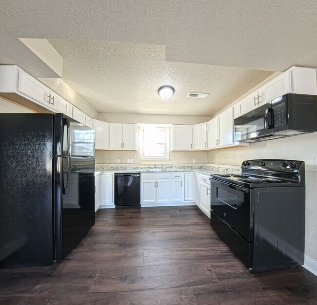 Foto del edificio - Newly updated 3 bedroom 1.5 bathroom-located in Adel