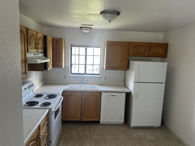 Foto del edificio - 2 bedroom, 1 bath apartment available in North Orem