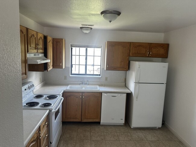 Building Photo - 2 bedroom, 1 bath apartment available in North Orem
