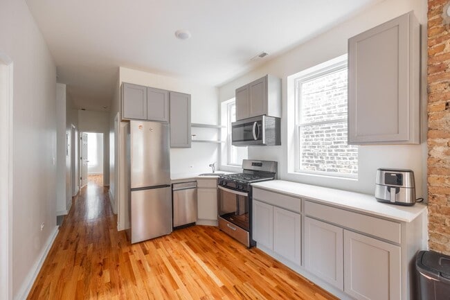 Building Photo - 1638 W 18th Pl