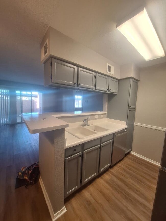 Building Photo - 623 W Guadalupe Rd