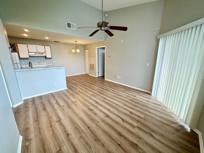 Building Photo - Gated 1 bedroom condo with washer and dryer