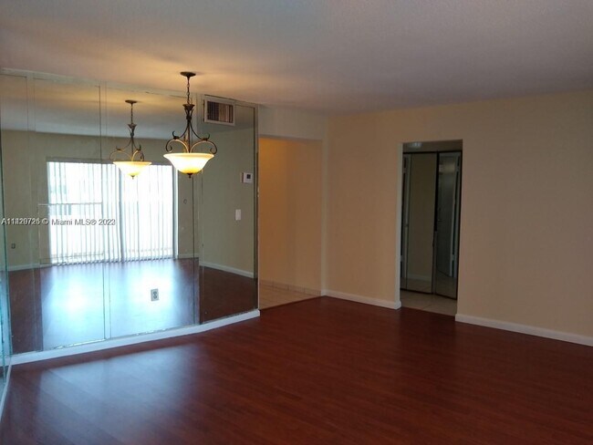 Foto del edificio - 3948 NE 169th St